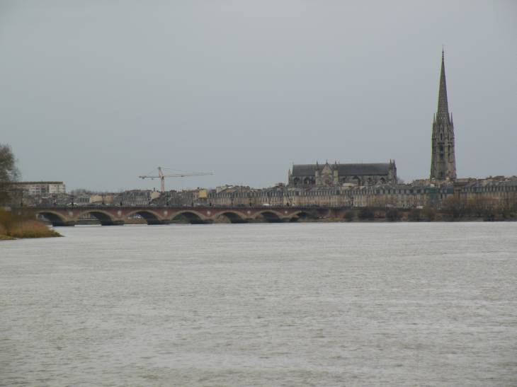  Pont de pierre et Eglise Saint-Michel